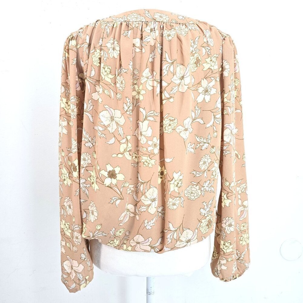 NWT Elodie Surplice Floral DaintyTan Long Sleeve Relaxed Fit Top Women M - Picture 4 of 6
